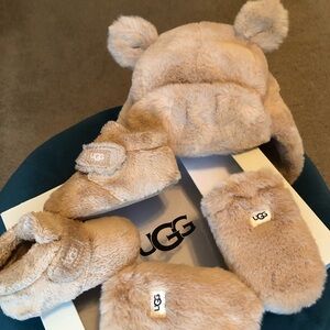 UGG Infant Hat & Mitten Set
